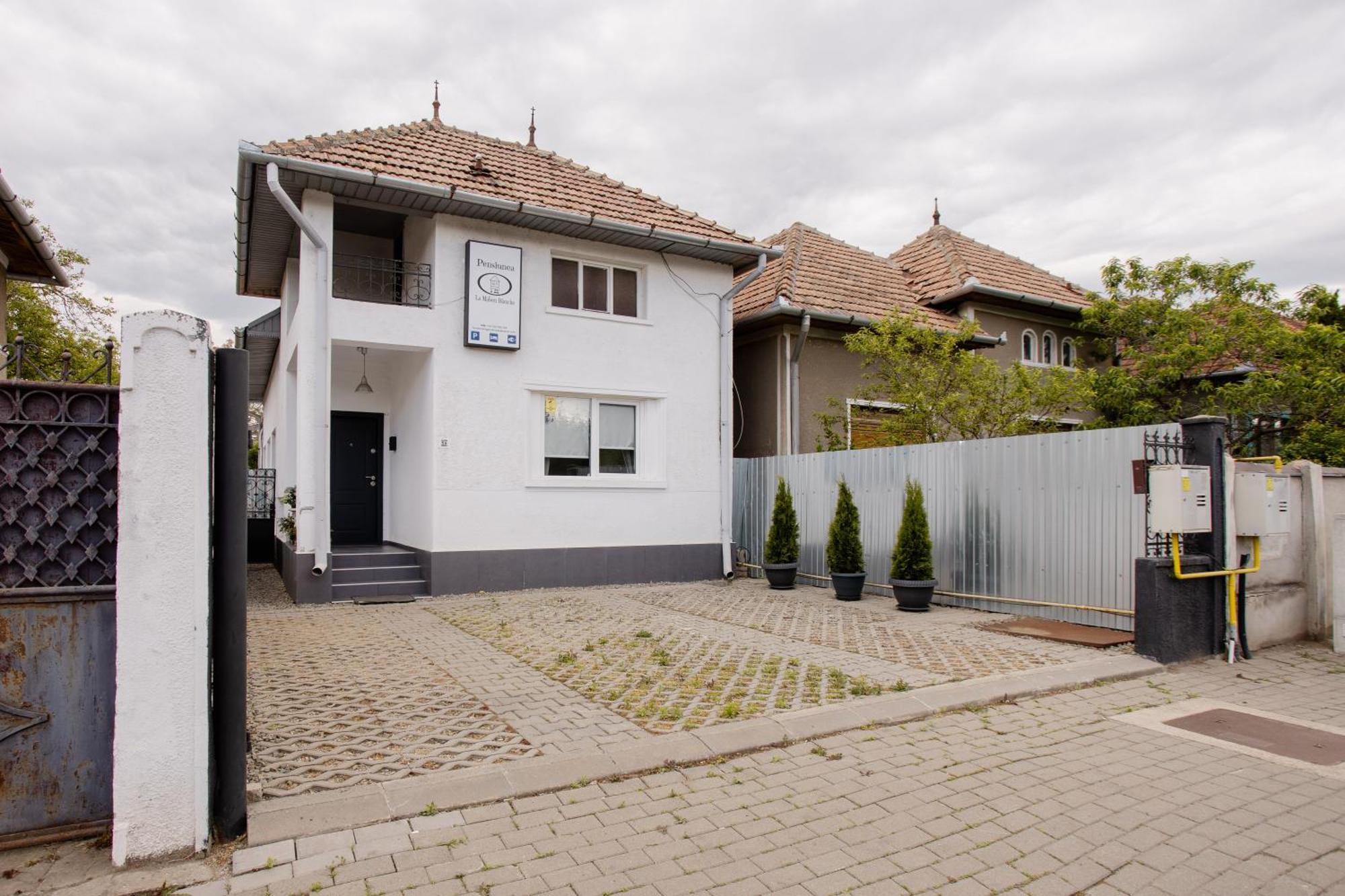 فندق La Maison Blanche ألبا يوليا المظهر الخارجي الصورة